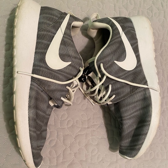 Grey and White Roshe Runs - Picture 2 of 8